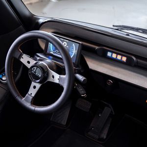 Statt Schalter gibt es einen kleinen Touchscreen am Türgriff. (Bild:  Micro Mobility Systems)