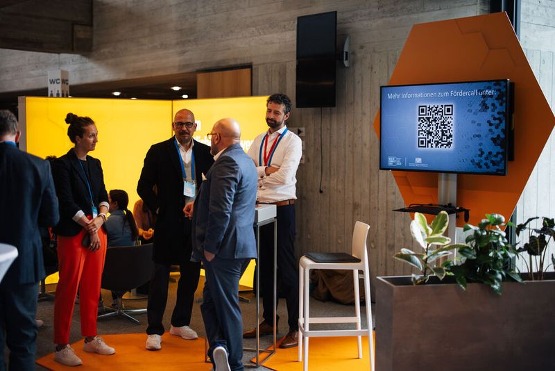 ... ins Gespräch zu kommen mit anderen Teilnehmenden ... (Bild: © StMGP)