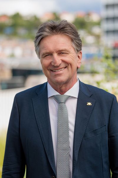 Baden-Württemberg: Manne Lucha ist Minister für Gesundheit, Soziales und Integration und Landtagsabgeordneter von Bündnis 90 / Die Grünen für den Wahlkreis Ravensburg. Er lernte Krankenpflege, studierte Sozialarbeit und später Management im Sozial- und Gesundheitswesen. (©Ministerium für Soziales, Gesundheit und Integration Baden-Württemberg / Jan Potente)