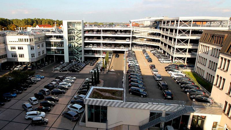 Emil-Frey-Gruppe Deutschland: die Schwabengarage (Innenhof) an der Cannstatter Straße in Stuttgart. Emil Frey und die Augsburger AVAG sind die mit Abstand größten deutschen Autohändler.(Bild:  Emil-Frey-Gruppe Deutschland)