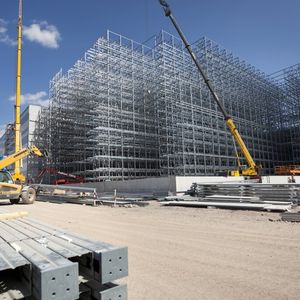 Für das Paletten-Hochregallager errichtete die Köster GmbH zunächst auf der Bodenplatte den Stahlbau der Regale. Erst danach montierte sie die Stahlkonstruktion der Wände und des Daches.
