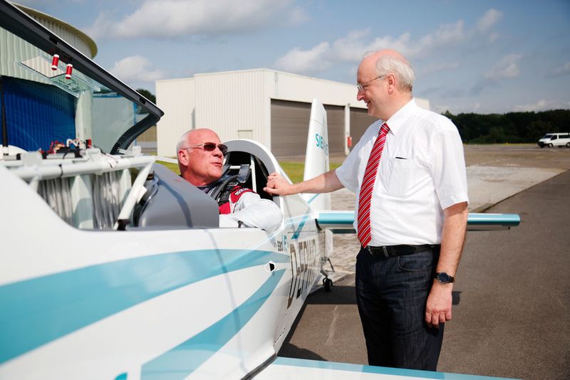 Das elektrische Kunstflugzeug Extra 330LE wurde in Zusammenarbeit von Siemens und dem deutschen Flugzeughersteller Extra Aircraft entwickelt. Walter Extra (links), Firmengründer des Flugzeugherstellers und Frank Anton, Leiter von eAircraft bei Corporate Technology von Siemens. (Siemens)