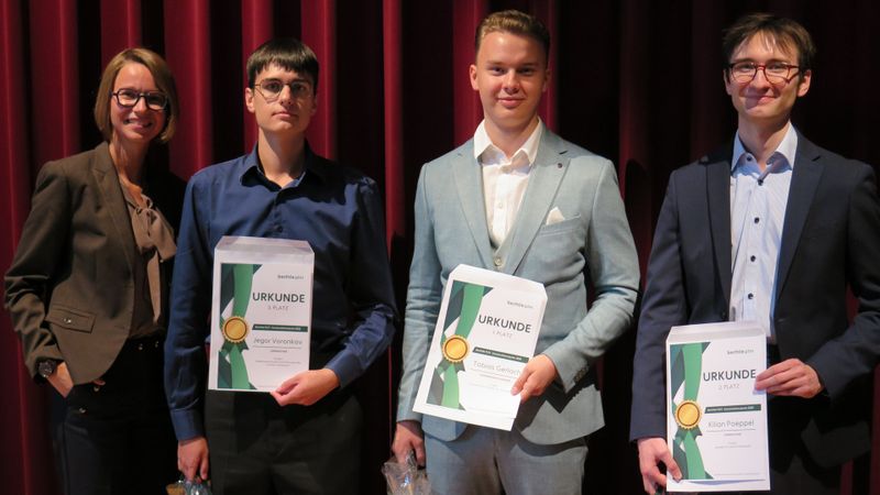 Monja Burger, Sales Specialist Mechatronics Bechtle PLM, gemeinsam mit den drei Preisträgern bei der Übergabe des Bechtle PLM Konstruktionspreises 2026.(Bild:  Staatliche Feintechnikschule Villingen-Schwenningen)