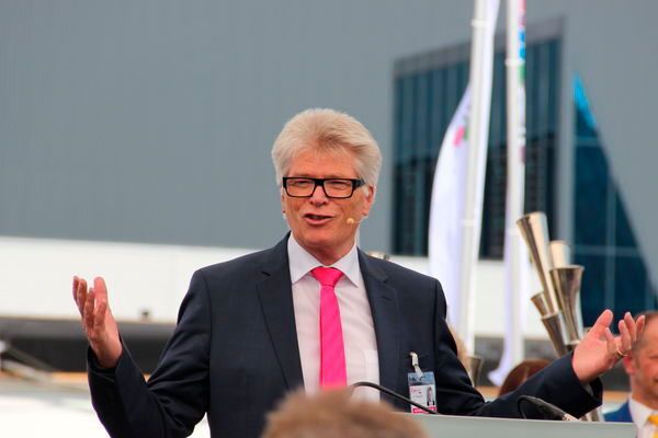 Dr.-Ing. e.h. Friedhelm Loh: „Ich kann verstehen, dass die mit Industrie 4.0 verbundenen riesigen Datenmengen und kritische Sicherheitsüberlegungen noch manch einen Unternehmer vor der Investition zurückschrecken lassen. Aber ich bin überzeugt, wenn wir es hier in Deutschland nicht anpacken, dann überholt uns der Wettbewerb aus dem Ausland.“ (Reinhold Schäfer)