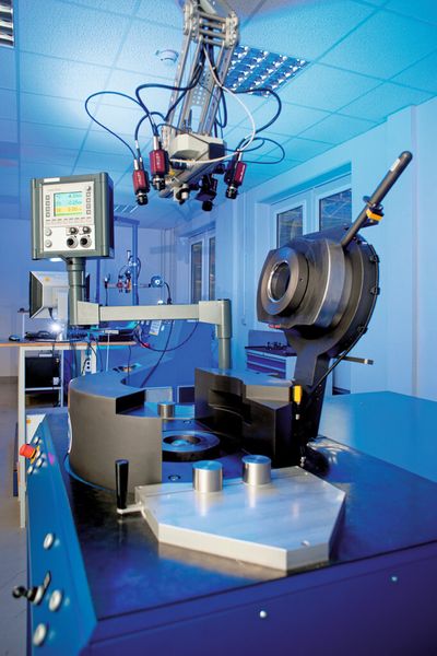 Mit der Universalblechprüfmaschine sind exakte Auswertungen der Dehnungen und Formveränderungen über den gesamten Verlauf möglich. (Bild: Thyssen Krupp Steel Europe)