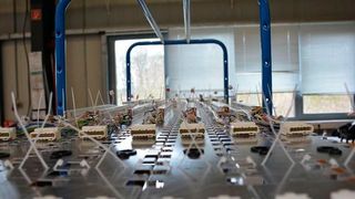 In der Lebenshiilfe werden bis zu 2000 Leuchten einzeln und per Hand montiert. (Lebenshilfe Werkstätten Unterer Niederrhein)