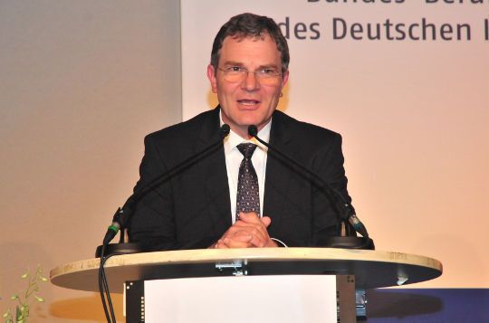 Dietmar Neubauer vom Bildungspreis-Sponsor Fuchs Europe Schmierstoffe ehrte in seiner Laudatio die Sieger aus der Kategorie „Mittlere Betriebe“. (Archiv: Vogel Business Media)