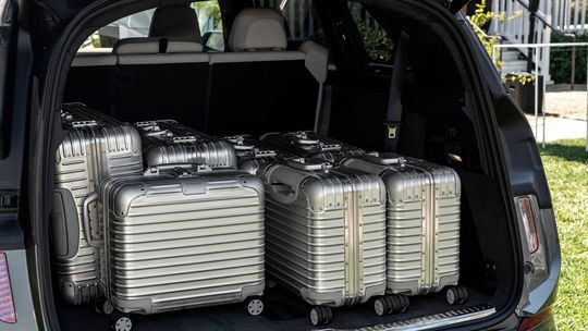 Der Lucid Gravity bietet einen flexiblen Laderaum von bis zu 3.450 Litern und einen praktischen Frunk mit 229 Litern Volumen.(Bild:  Lucid via Autoren-Union Mobilität)