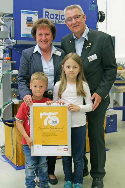 Die Raziol-Geschäftsführer Mechthild und Georg Gisbert Zibulla (hinten) nehmen mit den möglicherweise künftigen Geschäftsführern Gustav und Johanna Zibulla (vorne) die Glückwünsche von MM und Blechnet zum Jubiläum entgegen. (Itasse)