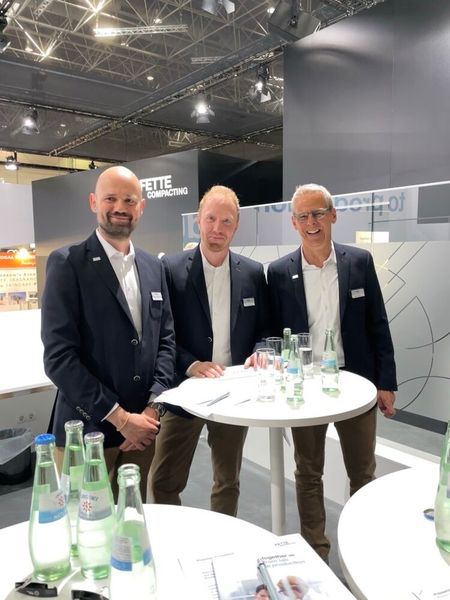 Auf dem Presseevent von Fette Compacting stellten Dr. Martin Schöler (Vice President Technology, links im Bild), Dr. Marten Klukkert (CCO, Mitte) und Joachim Dittrich (CEO, rechts im Bild) den Unternehmens-Slogan „Together – from lab to production“ im Deatil vor. In einer Black Box konnten ausgewählte Besucher die „FE WiP“, eine neue Containment-Lösung für die Verarbeitung hochaktiver Wirkstoffe, besichtigen. (Bild: Sarah Junker)