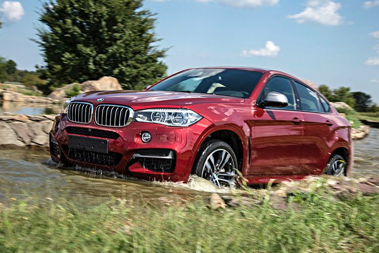Der serienmäßige Allradantrieb, 212 Millimeter Bodenfreiheit und eine Wattiefe von 500 Millimetern ermöglichen diese aber problemlos. (Foto: BMW)