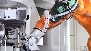 Der Roboter entnimmt mit einem Doppelgreifer das bearbeitete Werkstück und bringt anschließend das neue Werkstück ein. (Bild: Kuka)
