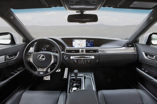 Durch die horizontalen Linien wirkt die Armaturentafel sehr breit. (Foto: Lexus)