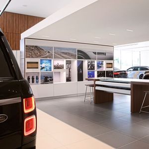 Der Neubau folgt außen wie innen den aktuellen Vorgaben der britischen Premiummarken.(Bild:  Emil Frey)