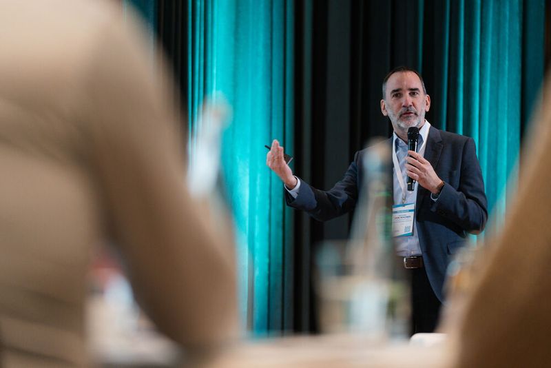 Dr. med. Michael von Wagner, CMIO am Universitätsklinikum Frankfurt, erzählte von der Cyberattacke auf seine Uniklinik vor zwei Jahren und von sinnvollem Krisenmanagement allgemein. (Bild: Manuel Emme)