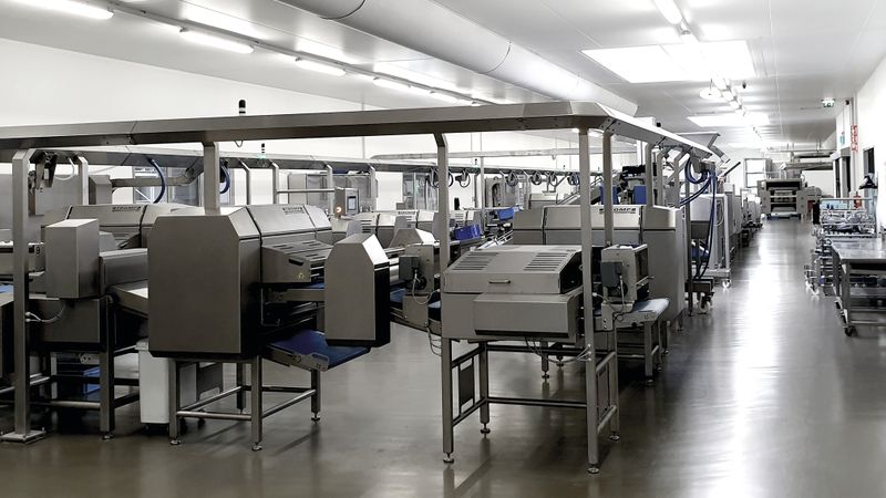 Vollautomatische Produktionsanlagen für Bäckereibetriebe sind das Spezialgebiet von AMF Bakery Systems. (Bild:  AMF Bakery Systems)