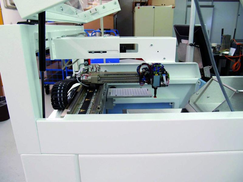 Mit 500 kg Gesamtgewicht ist die Pick-and-place-Anlage gleichzeitig robust und platzsparend. (Archiv: Vogel Business Media)