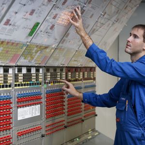 Keine Angst vor großen Maschinen: Elektroniker für Maschinentechnik sind gehören zu den bestbezahlten Azubis in der Verfahrenstechnik.