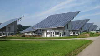 Am Technologiepark Westenheim wurden vier PV-Drehanlagen auf einem Drehkranz mit 12 m Durchmesser und jeweils 300 m² Sonnenkollektoren-Fläche installiert. (Bilder: Panasonic Electric Works Europe)