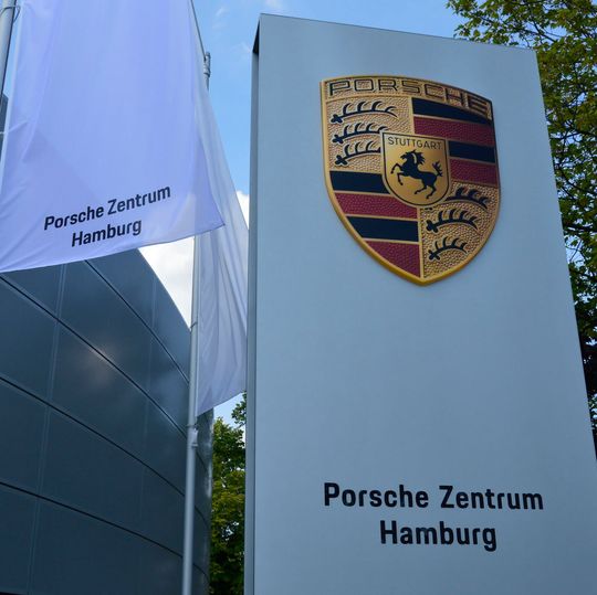 Nach mehr als vier Jahren Planungs- und Bauzeit ist die Porsche-Niederlassung Hamburg am Donnerstag eröffnet worden.(Bild:  Achter/»kfz-betrieb«)
