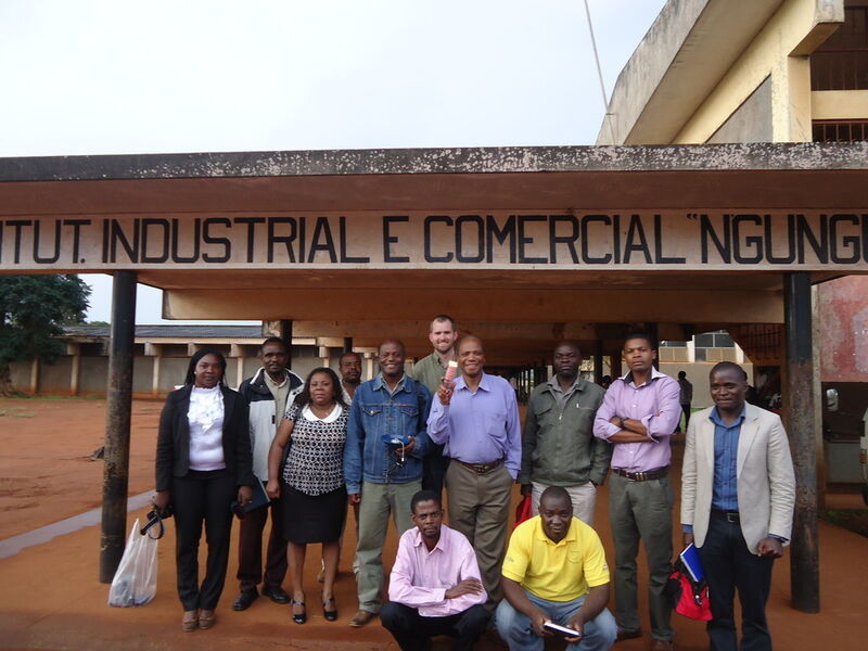 Das Ingenieure-ohne-Grenzen-Team arbeitet vor Ort in Mosambik zusammen mit der Partnerorganisazion Associação Progresso und der Ngungunghane Technical School hier im Bild. (Ingenieure ohne Grenzen)