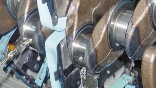 Bild 1: Beim Finishen der Pleuellagerzapfen der Kurbelwelle umschließt die Einheit mit ihrem Werkzeug das Lager ähnlich wie später das Pleuel im Motor und wird bei der Bearbeitung durch die Rotation des Werkstücks angetrieben. (Bild: Supfina)
