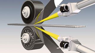 So funktioniert die laserbasierte Sandwichplattierung: Die Anlage befördert eine flexible Bahn aus hohlen metallischen Innenstrukturen zwischen zwei Walzen und rollen die untere sowie die obere Blechdeckschicht ab. In den hauchdünnen Spalt zwischen Innenstrukturbahn und Deckblech zielen zwei Laser und schmelzen die Oberflächen der Metallschichten auf. Die Walzen pressen Bleche und Innenstrukturen zusammen, die Metallschmelze erstarrt und fixiert beide dauerhaft miteinander. (Bild: Fraunhofer IWS)