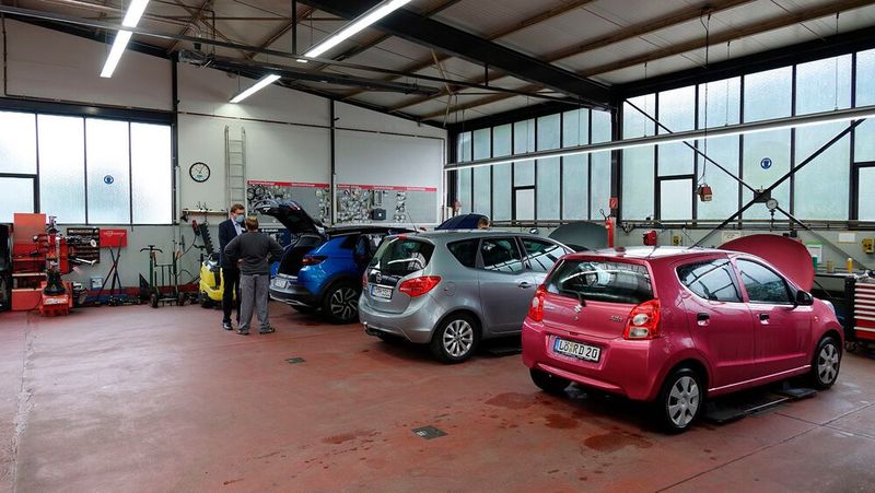 Die Werkstatt ist in einer großen und hellen Halle untergebracht. Alle Arbeitsplätze sind gut zugänglich. (Bild: Rosenow/»kfz-betrieb«)