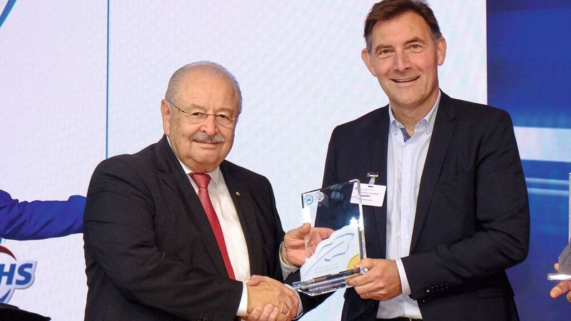 Große Freude beim Landesverband Hessen: Gerald Weil (r.), Vorstandsmitglied und verantwortlich für die Öffentlichkeitsarbeit, nimmt von Jürgen Karpinski, Präsident des Zentralverbands und Präsident des hessischen Kfz-Gewerbes, den Blauen Kalligraphen entgegen.  (Bild: Zietz – »kfz-betrieb«)