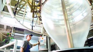 Die im Rahmen des Rubio-Projekts entwickelten Biokunststofffolien aus PBS sind recyclingfähig, biologisch abbaubar und können auf gängigen Extrusionsanlagen verarbeitet werden. (Bild: Polifilm)