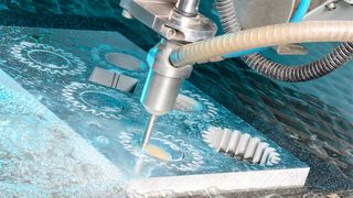 Wasserstrahl auf exaktem Kurs! Forscher am Fraunhofer-IPT entwickeln eine Kompensationsmethode, durch die der Schneidkopf von Wasserstrahl-Schneidanlagen während der Arbeit plötzliche Abweichungen korrigiert. Hier mehr dazu... (Bild: Fraunhofer-IPT)