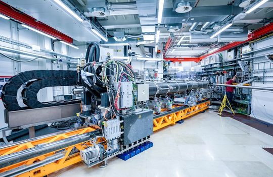 With the help of this MID experimental station at European XFEL, new insights were gained into the emergence of vibrations in mixed material systems of copper and platinum. In the center is the AGIPD 1M detector used for this purpose. And here it is explained what was done ...(Image:  European XFEL / A. Heimken)