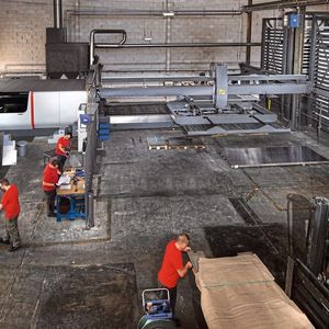 Produktionstechnische Spitzenklasse: Blick auf die neue Bystar Fiber 4020 Dynamic Edition mit  Blechlagersystem und Handlingroboter, der die Bleche und Werkstücke vollautomatisch  zu- und abführt. 