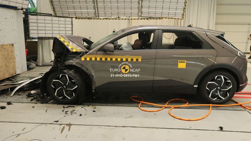 Das neue Elektroauto Hyundai Ioniq 5 kann sich sowohl auf der Straße als auch beim Crashtest positiv in Szene setzen. (Bild: EuroNCAP)