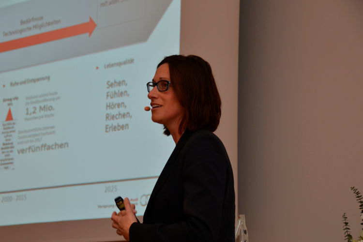 Sabine Wüst von Audi rundete den Vortragspart ab. (Foto: Bayern Innovativ)