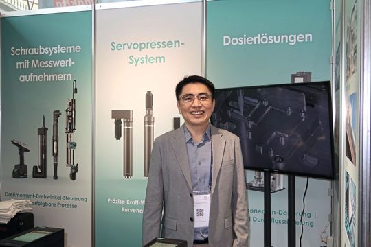 Herr Frank Zhu, der Markenmanager von Leetx in Deutschland, war am 16. April auf der Schraubtec dabei. Er gab Auskunft über das Können von Leetx und über die strategische Planung mit Blick auf die Zukunft des Unternehmens in Deutschland und Europa.(Bild:  P. Königsreuther)