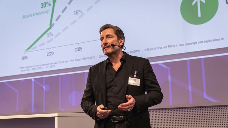 Ralph Missy stellte die Angebote von E-Mobilio vor. (Bild: Stefan Bausewein)