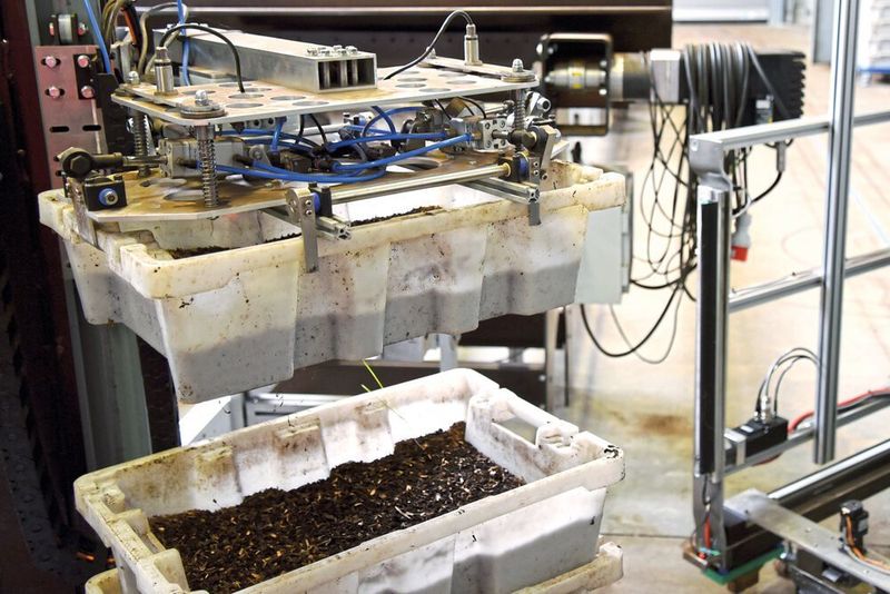 Der selbst konstruierte, intelligente Greifer ist unter anderem aus günstigen Igus-Komponenten gebaut, um die Fütterungs- und Bewässerungsmaschine automatisch zu beladen. (Stefanie Michel)