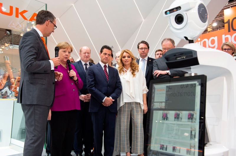 Eröffnungsrundgang der Hannover Messe am 23. April 2018 - am Stand von KUKA, Halle 17, Stand G04 (Bild: Deutsche Messe)