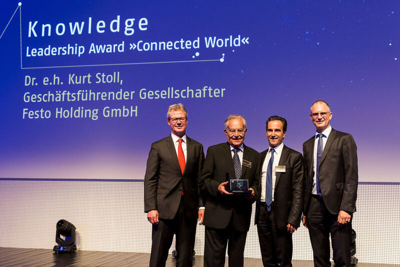 Dr. h.c. Kurt Stoll, Geschäftsführender Gesellschafter Festo Holding GmbH, (2. v.l.) nahm die Auszeichnung in der Kategorie Knowledge entgegen. (Vogel Business Media/Stefan Bausewein)