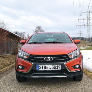 Das Fazit: Der Lada Vesta Cross ist ein einfaches, praktisches Auto das für alle täglichen Zwecke gute Dienste leistet. Ein paar Abstriche im Vergleich zur Konkurrenz sind die lauteren Fahrgeräusche und der subjektiv höhere Verbrauch. (Bild: Thomas Günnel)