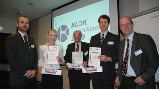 KLOK-Geschäftsführer Holger Bach (links) hat die Urkunden und Preise übergeben an Eva Meindl, Jörg Kohler-Schunk (in Vertretung seines Sohnes Carl-Philipp Schunk) und Ruben Jönke. Ganz rechts im Bild zu sehen ist Martin Brandt, KLOK-Projektmanager. Bild: KLOK (Archiv: Vogel Business Media)