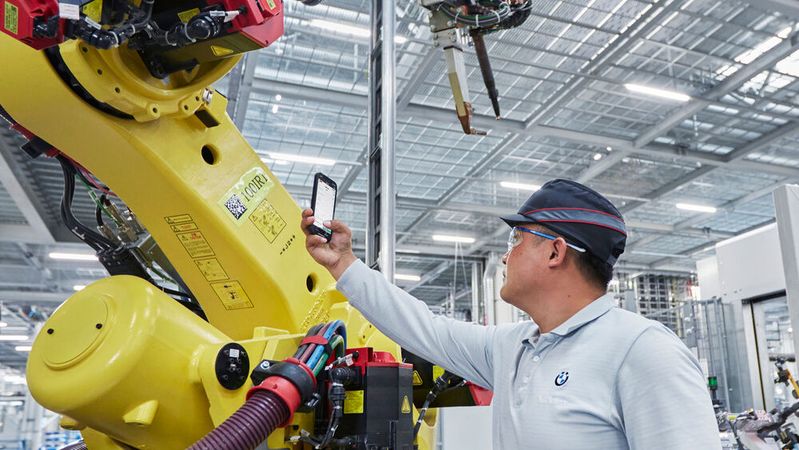 BMW setzt in seinem „iFactory“-Konzept vernetzte Prozesse und durchgängige Daten; zum Beispiel bei der Wartung der Anlagen.(Bild:  BMW)
