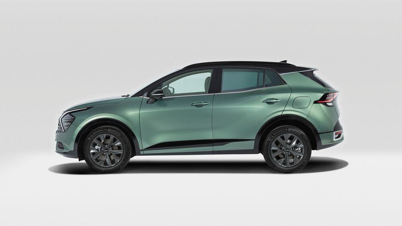 Vor allem in der Seitenansicht wirkt er wuchtig, ersetzt zumindest in dieser Perspektive das milde SUV-Flair sogar fast ein bisschen durch Geländewagen-Charakter mit der massiven Flanke und den schwarz abgesetzten Radhäusern. (Bild: Kia)
