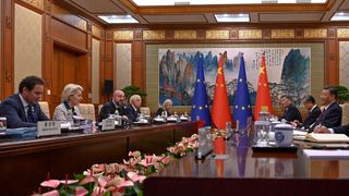 Arbeitstreffen auf höchster Ebene: EU-Kommissionspräsidentin Ursula von der Leyen (2. v. l.)  und Charles Michel (3. v. l.), Präsident des Europarats, sprachen in Peking mit Staatspräsident Xi Jinping (rechts). (Bild: picture alliance / Hans Lucas)