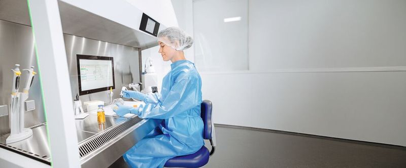 Abb.1: Sicheres Arbeiten an der Laborbank wird durch zahlreiche Normen unterstützt. Wie Gerätehersteller diesen nachkommen, und was Anwender beachten sollten, erläutert dieser Beitrag.(Bild:  Berner International)