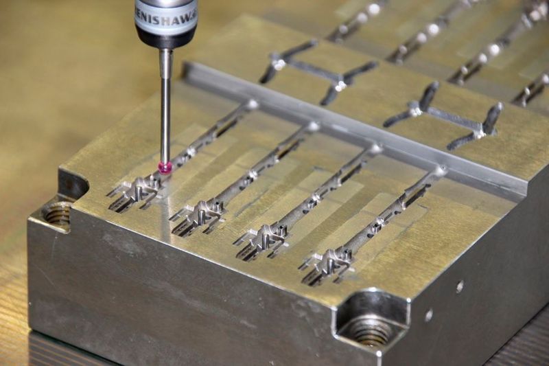 Einer der 12 Einsätze des 96-Fach Werkzeuges für die Herstellung von Kunststoff-Blutlanzetten. Die Drahterodiermaschine Agiecharmilles CUT 3000 S gepaart mit dem Palettenwechsler Workpal von System 3R ist laut Hersteller GF Machining Solutions perfekt geeignet, um das sukzessive Abarbeiten solcher Bauteile mit hoher Widerholgenauigkeit zu garantieren. (Werkzeugbau Ruhla)