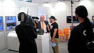PV-TV-Moderator Sidney Hoffmann auf der Jagd nach neuen Produkten und wissenswerten Informationen. (Foto: Dominsky)