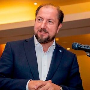 Grußworte und Glückwünsche überreichte Marcus Büttner, Hauptgeschäftsführer des Kfz-Gewerbes NRW.(Bild:  Kfz-Innung Recklinghausen und Gelsenkirchen)