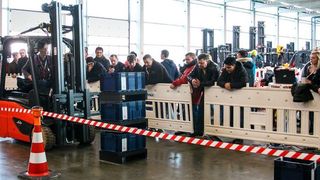 Beim Staplercup müssen die Teilnehmer zeigen, wie gut sie ihren Gabelstapler unter Kontrolle haben. (Gruma)